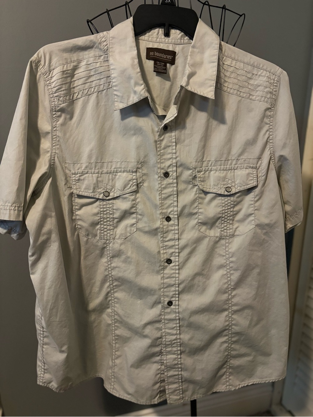 No Boundaries Men's Light Gray Short Sleeve Button-Up Shirt